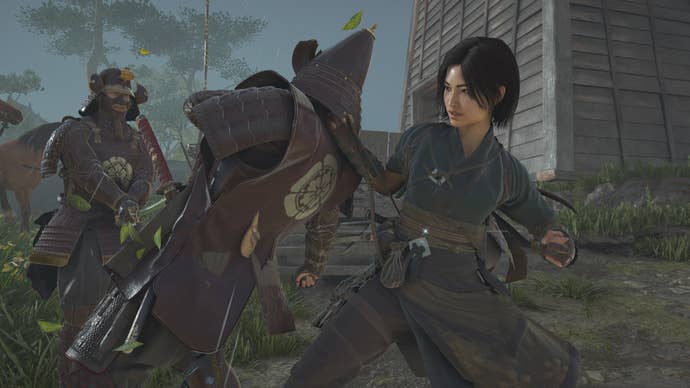 Naoe took an enemy from behind in the darkness of Assassin Creed.
