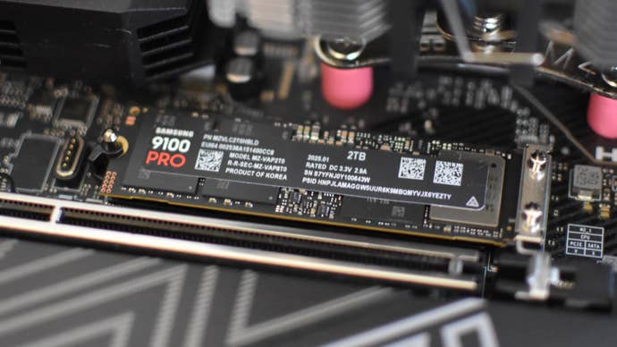 SSD SSD Samsung 9100 is installed in a motherboard.